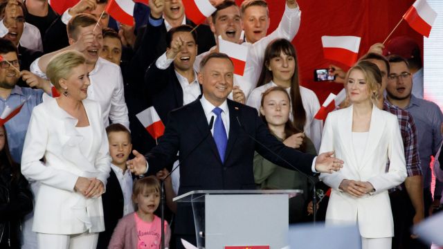 Polské prezidentské volby vyhrál Andrzej Duda, získal 51,2 % hlasů